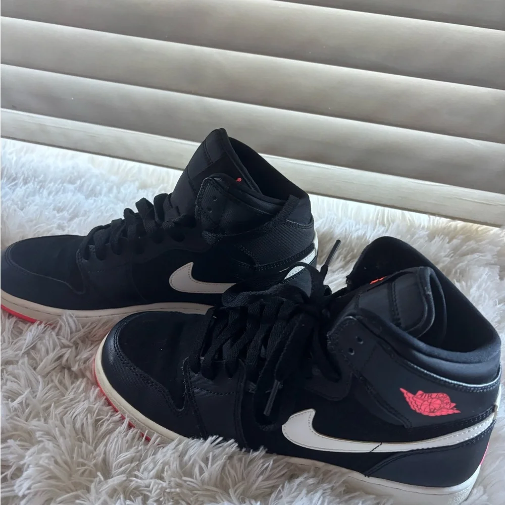 Jordan Sneakers Black and Pink - Picture 2 of 6